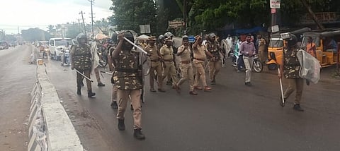 திருப்பத்தூா் - வாணியம்பாடி பிரதான சாலையில் அணி வகுப்பில் ஈடுபட்ட போலீஸாா்.