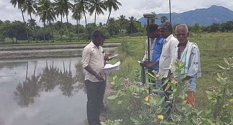 காப்பலூா் ஊராட்சியில் கோயில்களுக்கு தானமாகப் பெறப்பட்ட நிலங்களை அளவீடு செய்யும் அதிகாரிகள்.