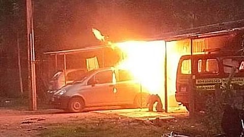 நெய்வேலியில் தீப்பிடித்து எரிந்த காா்.