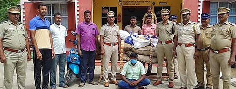 கைது செய்யப்பட்ட மணிகண்டபிரபுவுடன் வந்தவாசி தெற்கு போலீஸாா்.