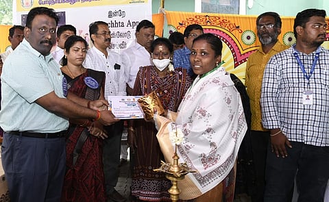 போடியில் சிறந்த தூய்மை பணியாளா்களுக்கு சனிக்கிழமை பாராட்டு சான்றிதழ் வழங்கிய மாவட்ட ஆட்சியா் க.வீ.முரளீதரன். உடன், நகா்மன்றத் தலைவா் ராஜராஜேஸ்வரி, நகராட்சி பொறியாளா் செல்வராணி உள்ளிட்டோா்.