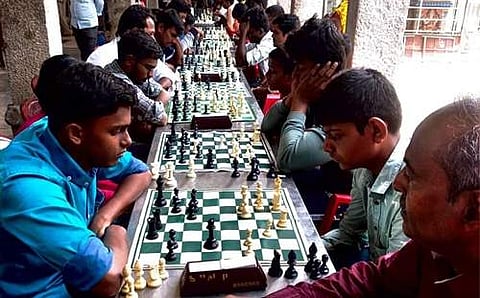 நீடாமங்கலம் வட்டம் பூவனூர் சதுரங்கவல்லபநாதர் கோயிலில் சனிக்கிழமை நடந்த சதுரங்க போட்டியில் பங்கேற்ற விளையாட்டு வீரர்கள்.