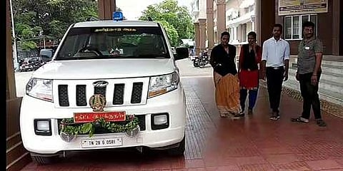 நாமக்கல் ஆட்சியா் அலுவலகத்தில் சனிக்கிழமை ஜப்தி செய்யப்பட்ட திட்ட இயக்குநரின் வாகனம்.