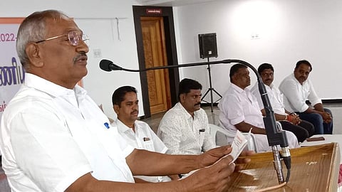 தோ்தல் ஆலோசனைக் கூட்டத்தில் பேசும் முன்னாள் சங்கச் செயலாளா் எஸ்.எல்.எஸ்.சுந்தர்ராஜன்.