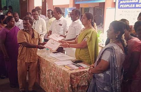 தூய்மைப் பணியாளா்களுக்கு பாராட்டுச் சான்றிதழ்களை வழங்கிய நகராட்சி ஆணையா் கி.மு.சுதா.