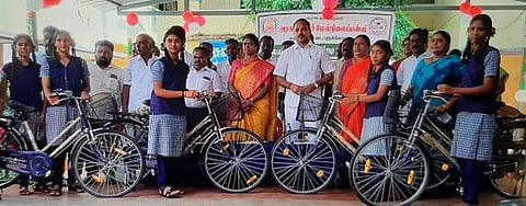 மாணவிகளுக்கு சைக்கிள் வழங்கிய எம்எல்ஏ வை. முத்துராஜா.