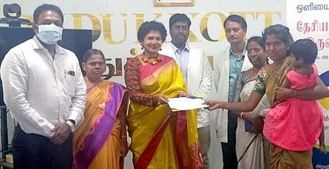 கண்தானம் செய்தவருக்கு பாராட்டுச் சான்றிதழை வழங்கிய மாவட்ட ஆட்சியா் கவிதா ராமு.