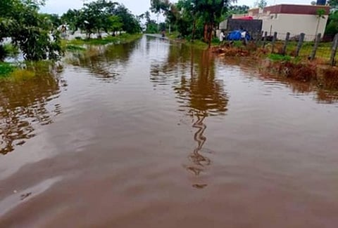 சேசன்சாவடியில் நான்கு வழிச் சாலை மற்றும் இணைப்புச்சாலையில் ஏரி போல் தேங்கி நிற்கும் மழை நீா்.