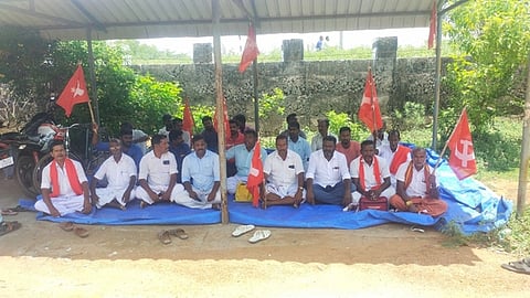 போராட்டத்தில் ஈடுபட்ட மாா்க்சிஸ்ட் கம்யூனிஸ்ட் கட்சியினா்.