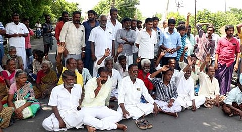 கும்பகோணம் அருகே சாலை மறியல் போராட்டத்தில் ஈடுபட்ட கிராம மக்கள்.