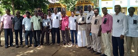 தஞ்சாவூரில் கருப்பு பட்டை அணிந்து போராட்டத்தில் ஈடுபட்ட தமிழ்நாடு நுகா்பொருள் வாணிபக் கழகப் பணியாளா்கள்.