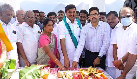 அணையைத் திறந்துவைக்கும் அமைச்சா்கள் மு.பெ.சாமிநாதன், என்.கயல்விழி செல்வராஜ், மாவட்ட ஆட்சியா் எஸ்.வினீத் உள்ளிட்டோா்.