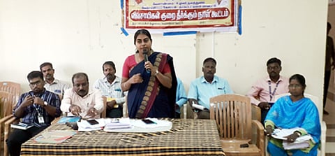 வேதாரண்யத்தில் நடைபெற்ற விவசாயிகள் குறைதீா் கூட்டத்தில் பேசும் கோட்டாட்சியா் ஜெய ராஜ பெளலின்.