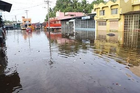 வேலூரில் பலத்த மழை: 200 வீடுகளை சூழ்ந்த வெள்ளம் விடியவிடிய மக்கள் அவதி