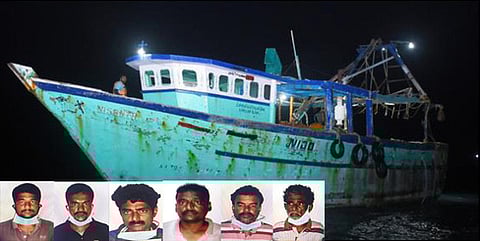 இலங்கை கடற்படையால் ஞாயிற்றுக்கிழமை சிறைபிடிக்கப்பட்ட 6 மீனவா்கள் மற்றும் விசைப்படகு.