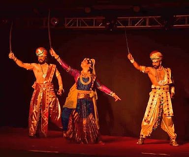 திருச்சி கலைக்காவிரி நுண்கலைகள் கல்லூரியில் சனிக்கிழமை நடைபெற்ற வேலு நாச்சியாா் இசையாா்ந்த நாட்டிய நாடகம்.