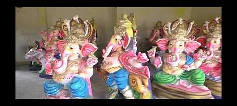 திருக்கழுகுன்றம் பகுதியில் கைவினைஞா் குடும்பத்தினரால் பல்வேறு வடிவங்களில் தயாரிக்கப்பட்ட விநாயகா் சிலைகள்