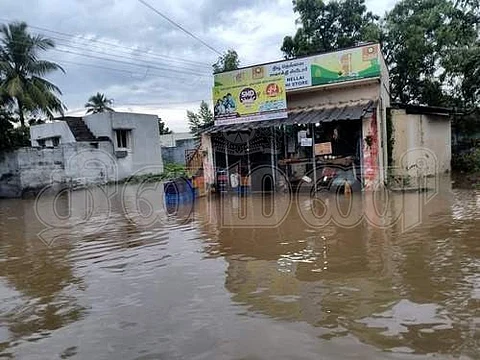 ஈரோடு பகுதியில் வீடுகளில் வெள்ளநீர்: மக்கள் கடும் அவதி, மின்னணு சாதனங்கள் சேதம்