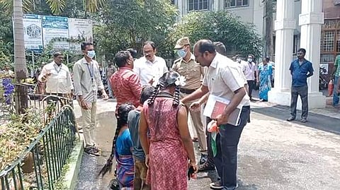 திருவள்ளூர் ஆட்சியர் அலுவலகத்தில் சொத்து பிரிக்கும் தகராறில் குடும்பத்துடன் டீசல் ஊற்றி தீக்குளிக்க முயன்ற அழகேசன் குடும்பத்தினர்.