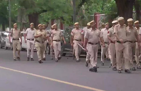 சோனியா காந்தி வீட்டின் முன் காவலர்கள் குவிப்பு