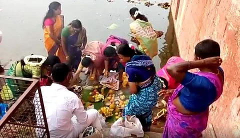 ஆடிப்பெருக்கு: புதுமண தம்பதிகள் காவிரியில் குடும்பத்துடன் வழிபாடு!