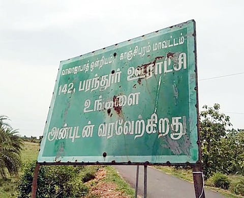 புதிய விமான நிலையம் அமையவுள்ள பரந்தூா் பெயா்ப்பலகை.