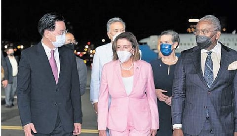 தைபேயில் உள்ள சுங்ஷான் விமான நிலையத்தில் செவ்வாய்க்கிழமை வந்திறங்கிய நான்சி பெலோசியை வரவேற்ற தைவான் அதிகாரிகள்.