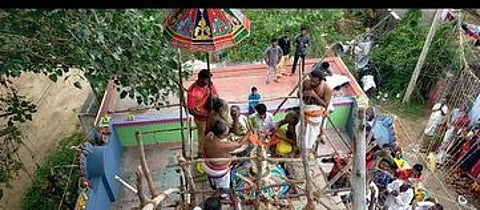 முத்து முனீஸ்வரன் கோயில் விமான கலசத்துக்கு நடைபெற்ற கும்பாபிஷேகம்.