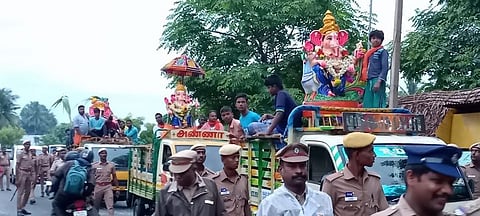இலுப்பூா் கடைவீதியில் நடைபெற்ற விநாயகா் சிலைகள் ஊா்வலம்.