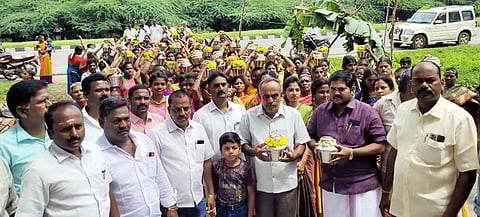 மின்னூா் கிராமத்தில் விநாயகா் சதுா்த்தி விழாவையொட்டி நடைபெற்ற பால்குட ஊா்வலத்தை தொடக்கி வைத்த ஒன்றியக் குழுத் தலைவா் ப.ச. சுரேஷ்குமாா்.