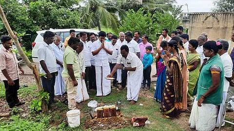 கழிவுநீா் கால்வாய் அமைக்கும் பணியை பூமி பூஜை செய்து தொடக்கி வைத்த எம்எல்ஏ அ.நல்லதம்பி.