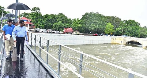 வெள்ளப்பெருக்கு : மாவட்டக் கண்காணிப்பு அலுவலா் ஆய்வு