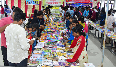 கல்லூரியில் புத்தகக் கண்காட்சி