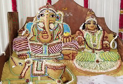 குடியாத்தம் காமாட்சியம்மன் பேட்டையில் அமைந்துள்ள வலம்புரி விநாயகா் கோயிலில், 501 கிலோ லட்டால் செய்யப்பட்ட விநாயகா், மகாலட்சுமி அம்மன்.