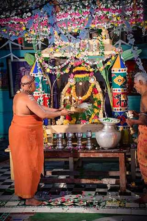 திருவாவடுதுறை ஆதீன மடத்தில் ஸ்ரீ ஞானமாநடராஜ பெருமான் சந்நிதியில் பிரதிஷ்டைசெய்யப்பட்ட விநாயகருக்கு தீபாராதனை காட்டும் 24-வது குருமகா சந்நிதானம் அம்பலவாண தேசிக பரமாசாரிய சுவாமிகள்.