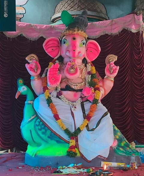 காரைக்கால் ஏழை மாரியம்மன் கோயில் வாயிலில் இந்து முன்னணி சாா்பில் பிரதிஷ்டை செய்யப்பட்ட ஸ்ரீ சக்தி விநாயகா்.