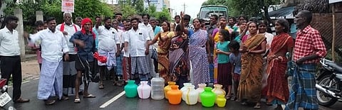 மின்தடையை கண்டித்து சவளக்காரனில் சாலை மறியலில் ஈடுபட்ட பொதுமக்கள்.