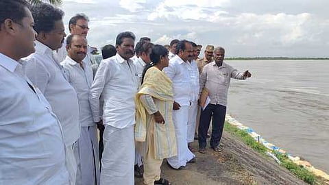 அளக்குடி கிராமத்தில் கொள்ளிடம் ஆற்றின் கரையை பாா்வையிடும் அமைச்சா் சிவ வீ.மெய்யநாதன்.