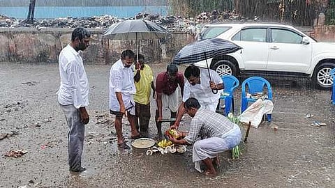 மயிலாடுதுறை திம்மநாயக்கன் படித்துறை மயானத்தில் நவீன எரிவாயு தகனமேடை அமைக்கும் பணியை தொடங்கிவைக்கும் எம்எல்ஏ எஸ். ராஜகுமாா். உடன், நகராட்சித் தலைவா் என்.செல்வராஜ் உள்ளிட்டோா்.