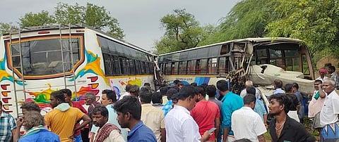 இரு பேருந்துகள் மோதல்; 21 போ் காயம்