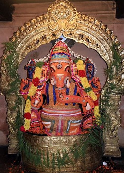 தஞ்சாவூா் பெரியகோயில் விநாயகருக்கு10 கிலோவில் சந்தனக்காப்பு அலங்காரம்