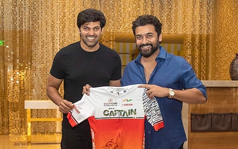ஆர்யாவின் 'கேப்டன்' ஜெர்ஸியை வெளியிட்ட சூர்யா