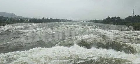 மேட்டூர் அணை நிரம்பிய நிலையில் அணையின் பாதுகாப்பு கருதி 1,85,000 ஆயிரம் கன அடி வெள்ள நீரும் திறந்துவிடப்பட்டுள்ளது.