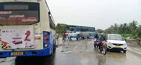 சீர்காழி புறவழிச்சாலையில் நேருக்கு நேர் மோதி விபத்துக்குள்ளான புதுச்சேரி அரசு பேருந்தும், தமிழக அரசு பேருந்தும்.