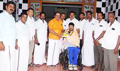 சா்வதேச தடகள பட்டியலுக்கான தோ்வு போட்டிக்கு குடியாத்தம் மாற்றுத் திறனாளி வீரா் தோ்வு