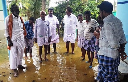 காவேரிப்பட்டி அக்ரஹார ஊராட்சியில் வெள்ளம் புகுந்த பகுதிகளை பாா்வையிட்ட சங்ககிரி எம்எல்ஏ எஸ்.சுந்தரராஜன்.