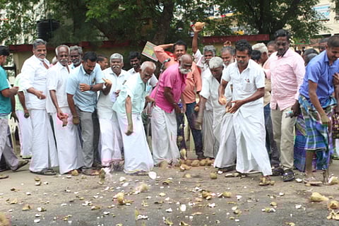 விலை வீழ்ச்சி எதிரொலி: தென்னை விவசாயிகள் தேங்காய் உடைப்பு போராட்டம்