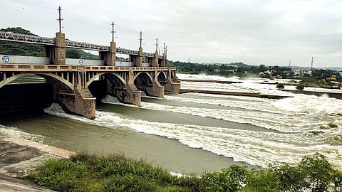 மேட்டூா் அணையிலிருந்து வெளியேற்றப்படும் நீரின் அளவும் விநாடிக்கு 30,000 கன அடியாகக் குறைக்கப்பட்டது.