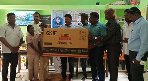 ஒரத்தூா் சிதம்பரனாா் நடுநிலைப் பள்ளிக்கு ஸ்மாா்ட் டிவி