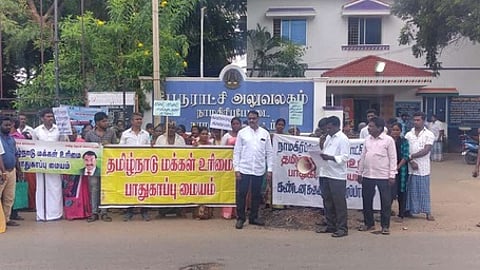 மஸ்தூா் பணியாளா்களை பணிநீக்கம் செய்ததைக் கண்டித்து ஆா்ப்பாட்டம்